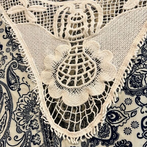 Gorgeous blue and white print blouse by Umgee size small - Picture 3 of 7